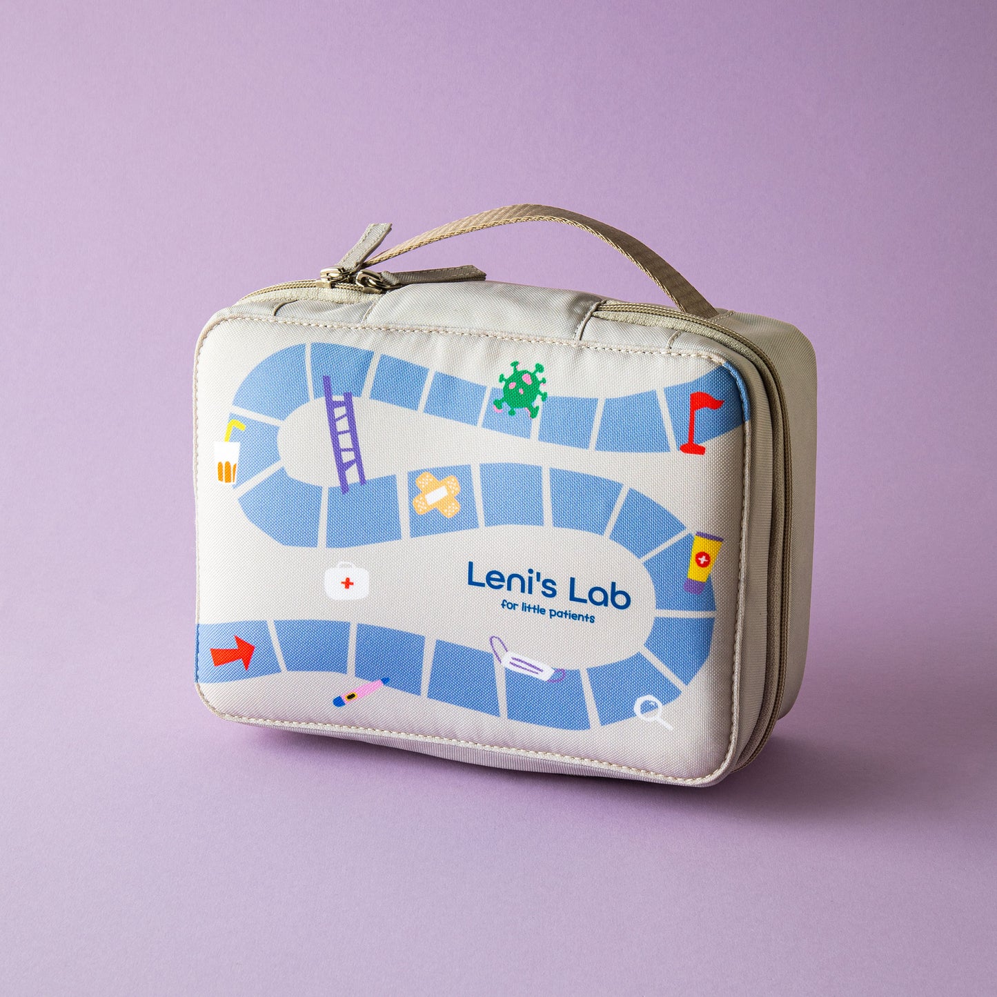 Leni’s Lab Erste-Hilfe-Tasche für Kinder mit spielerischem Design. Robuste, handliche Notfalltasche mit Griff, ideal für unterwegs. Enthält kindgerechte Erste-Hilfe-Utensilien zur schnellen Versorgung.