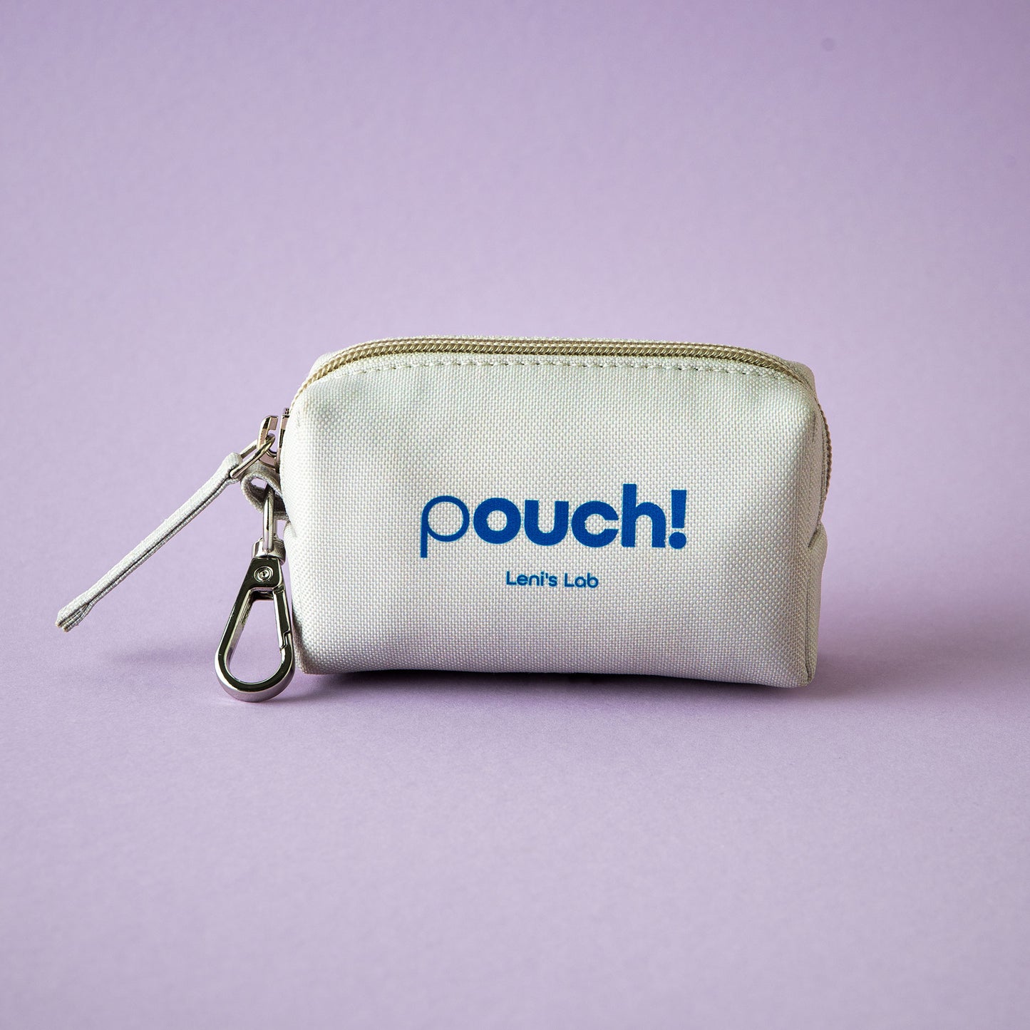 Kompakte Erste-Hilfe-Tasche ‘pouch!’ von Leni’s Lab mit robustem Karabinerhaken. Perfekt für unterwegs, ideal für Handtasche, Wickeltasche oder Auto. Hergestellt aus langlebigem, wasserabweisendem Material.