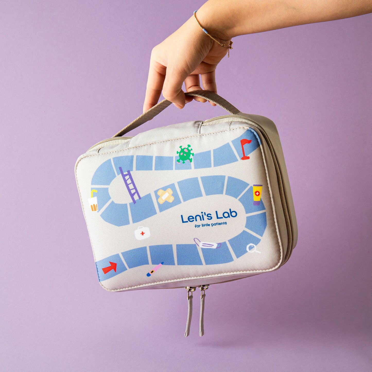 Leni’s Lab Erste-Hilfe-Tasche für Kinder, handlich und leicht zu transportieren. Robuster Henkel für einfaches Tragen, nachhaltiges, wasserabweisendes Material. Perfekt für Zuhause, Reisen oder den Kindergarten.