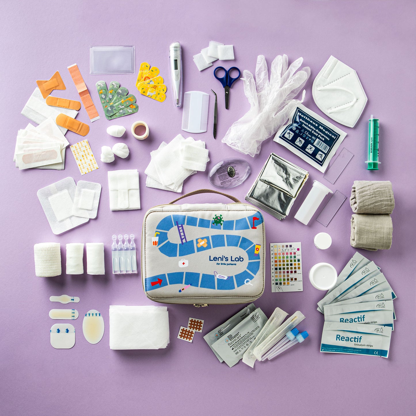 Leni’s Lab Erste-Hilfe-Set für Kinder mit 38 Artikeln und über 90 Teilen. Enthält Pflaster, Verbände, Desinfektion, Fieberthermometer, Handschuhe, Atemschutzmaske, Rettungsdecke, Pinzette und weiteres Notfallzubehör. Hochwertige Produkte von deutschen Markenherstellern, ideal für Zuhause und unterwegs.