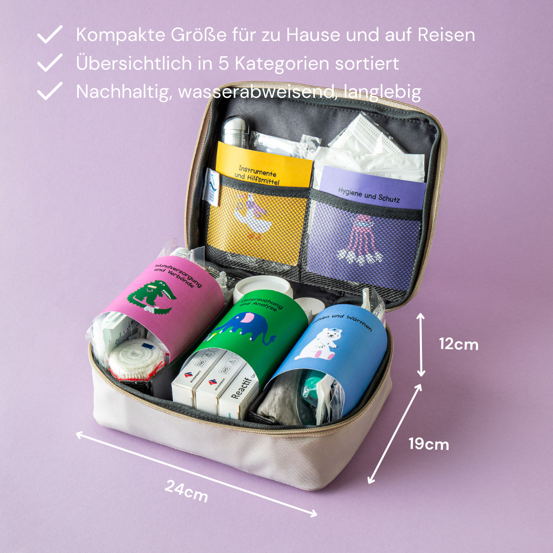 Geöffnete Erste-Hilfe-Tasche von Leni’s Lab, kompakte Größe von 24 cm x 19 cm x 12 cm. Übersichtliche Sortierung in 5 Kategorien mit farblich gekennzeichneten Fächern. Ideal für Zuhause und Reisen, nachhaltig, wasserabweisend und langlebig.